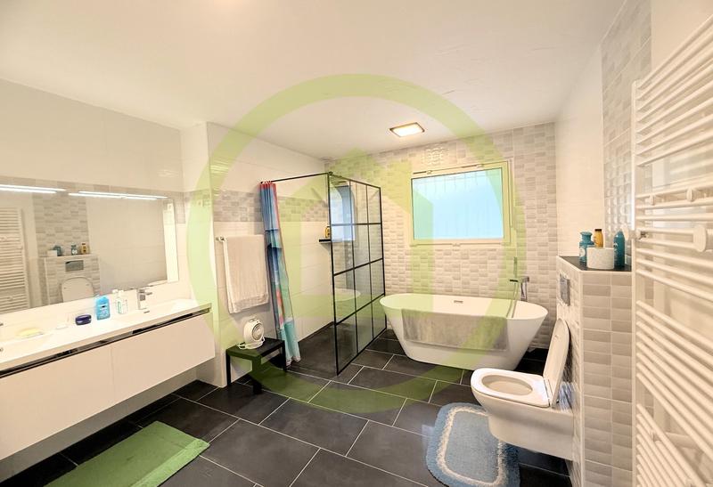 Maison - 180 m² - 5 pièces