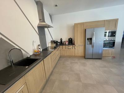 Maison - 240 m² - 6 pièces