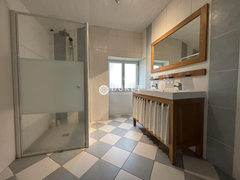 Maison - 210 m² - 5 pièces