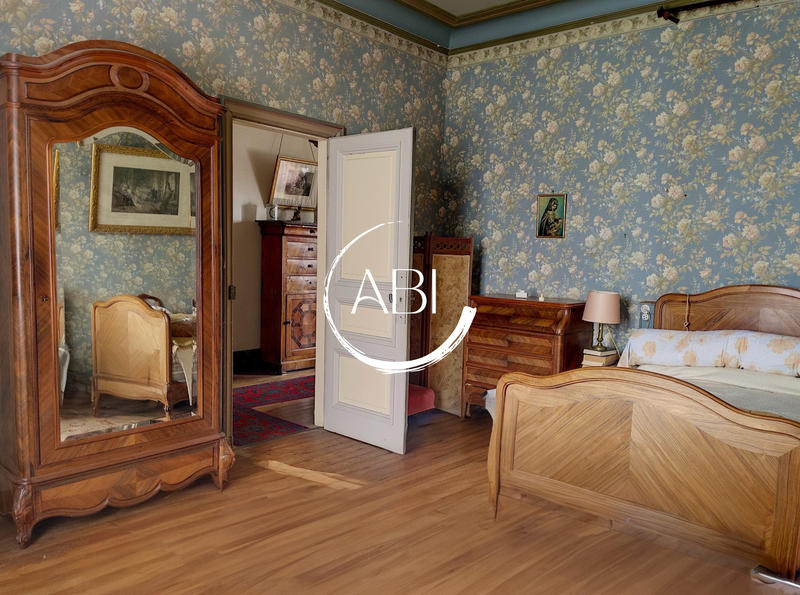 Maison - 220 m² - 9 pièces