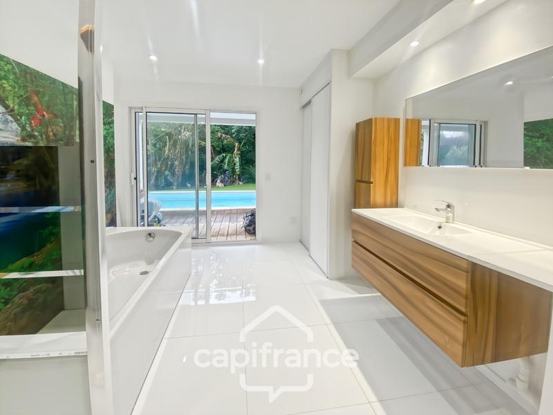 Maison - 220 m² - 8 pièces