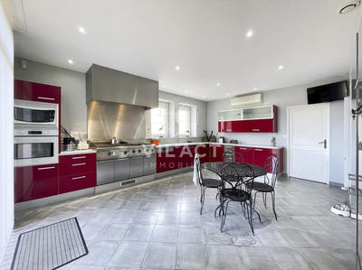 Maison - 330 m² - 9 pièces