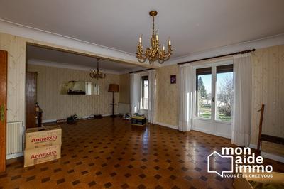 Maison traditionnelle - 260 m² - 9 pièces