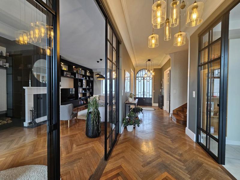 Maison - 270 m² - 11 pièces