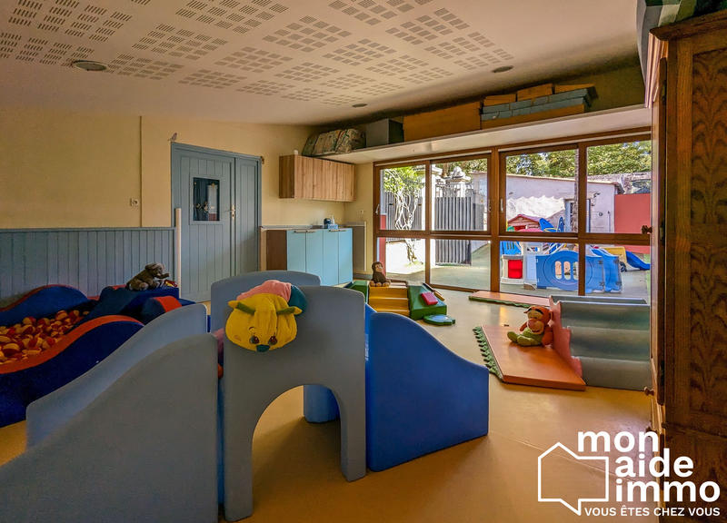 Local d'activités - 280 m² - 15 pièces