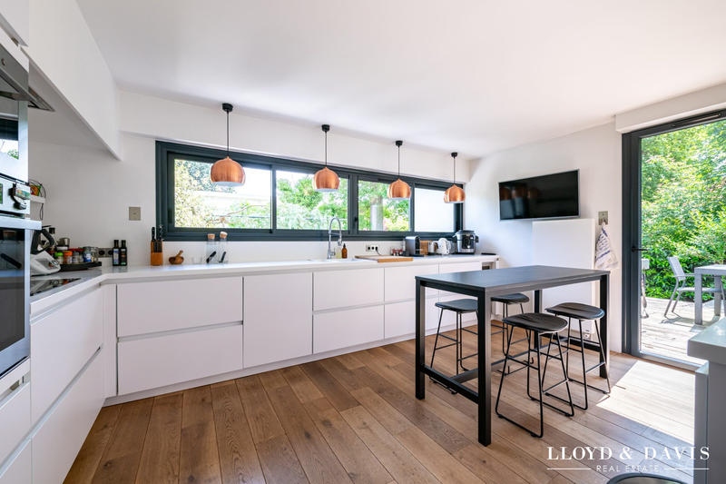 Maison - 250 m² - 8 pièces