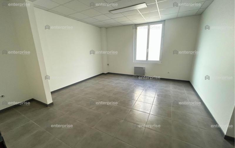 Local commercial - 744 m²