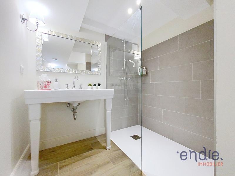 Maison - 258 m² - 7 pièces