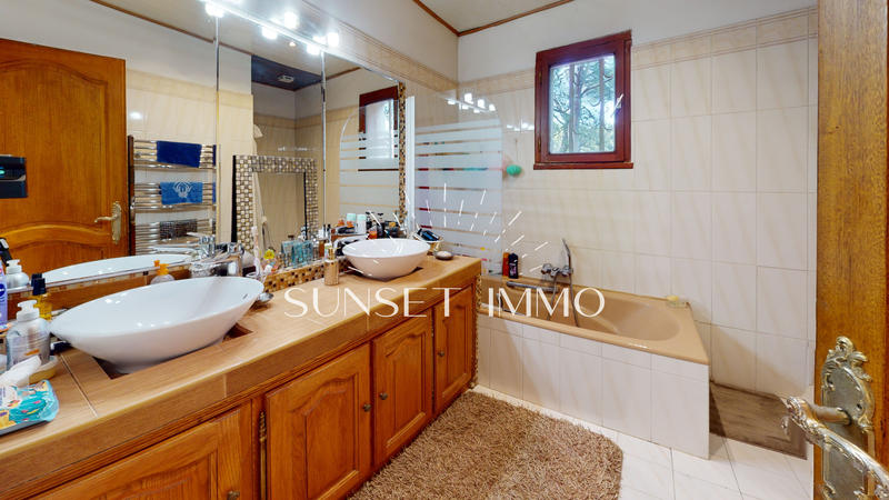 Maison - 220 m² - 6 pièces