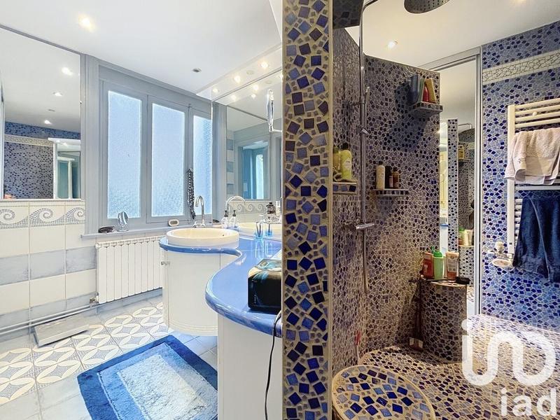 Maison - 239 m² - 9 pièces