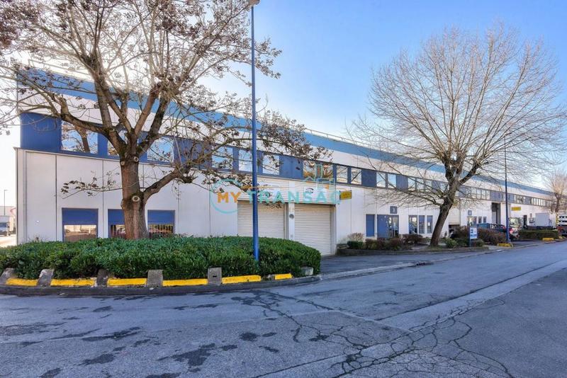 Local d'activité / Entrepôt - 633 m²
