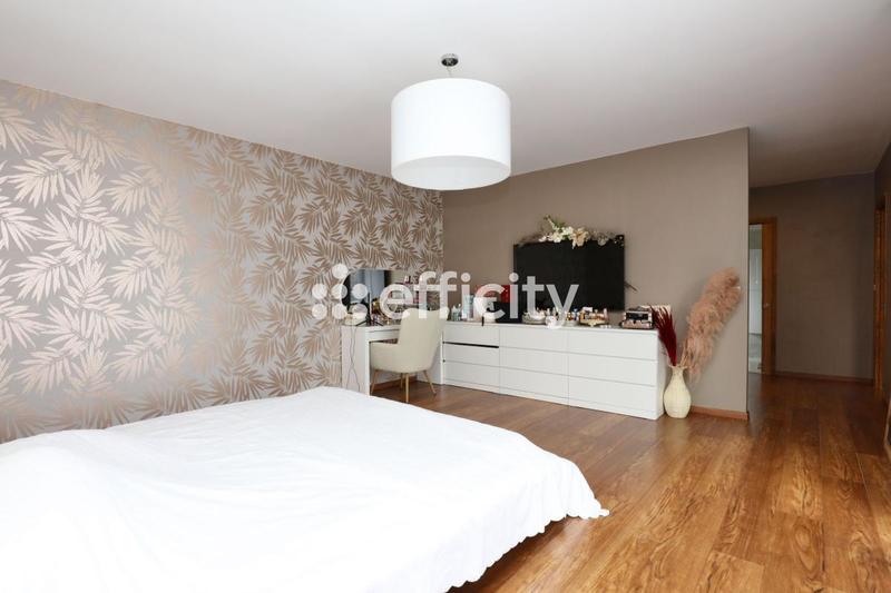 Maison - 220 m² - 7 pièces