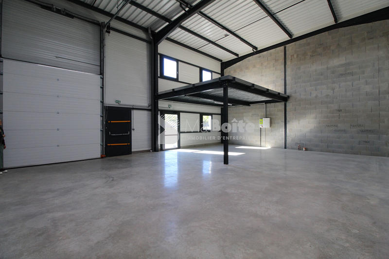 Local d'activité / Entrepôt - 138 m² - 2 pièces