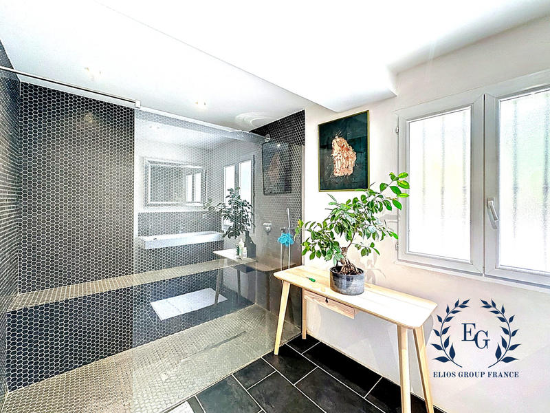 Maison traditionnelle - 207 m² - 7 pièces