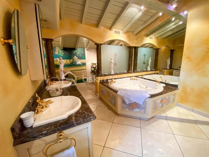 Demeure - 1 500 m² - 25 pièces