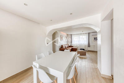 Maison traditionnelle - 237 m² - 10 pièces