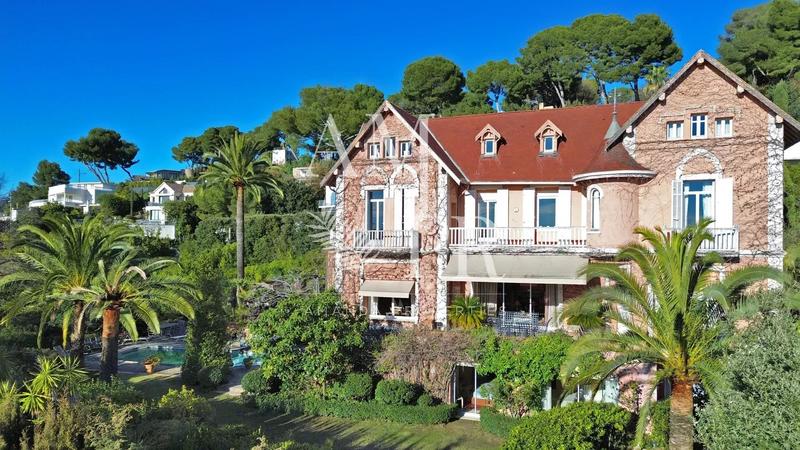 Maison - 682 m² - 11 pièces