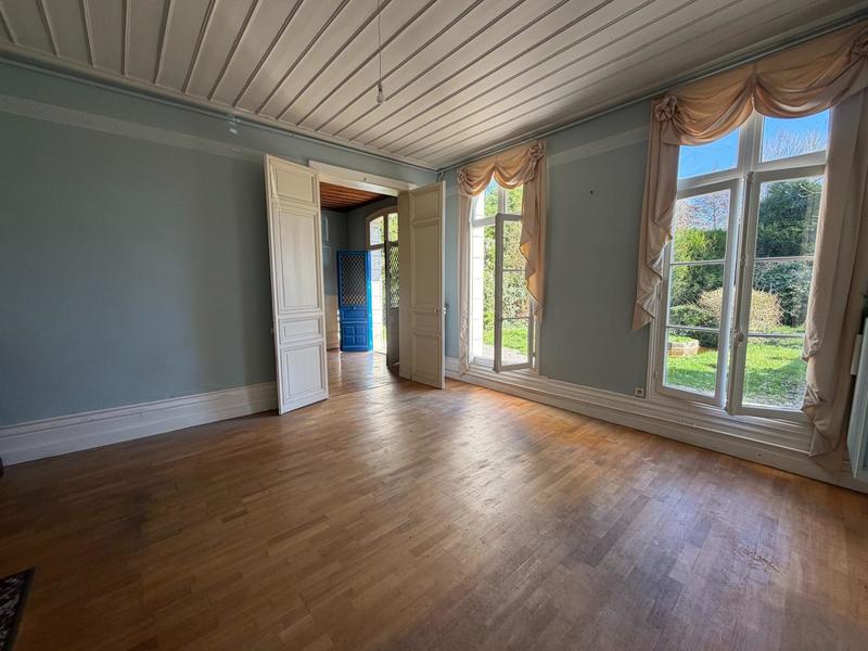 Maison - 262 m² - 9 pièces