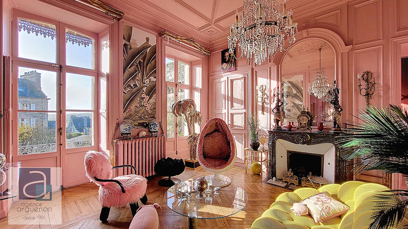 Maison - 327 m² - 11 pièces