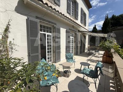 Demeure - 268 m² - 9 pièces