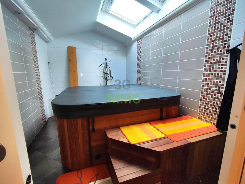 Maison - 238 m² - 8 pièces