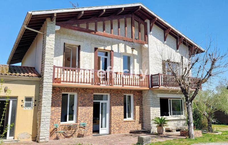 Demeure - 256 m² - 9 pièces