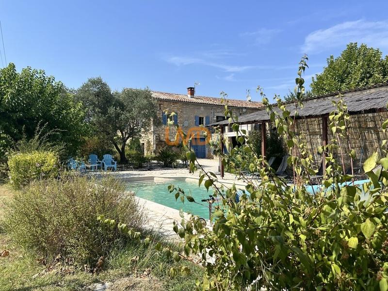 Mas - 244 m² - 8 pièces