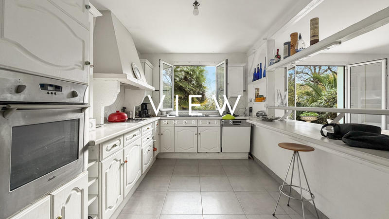 Maison - 202 m² - 7 pièces