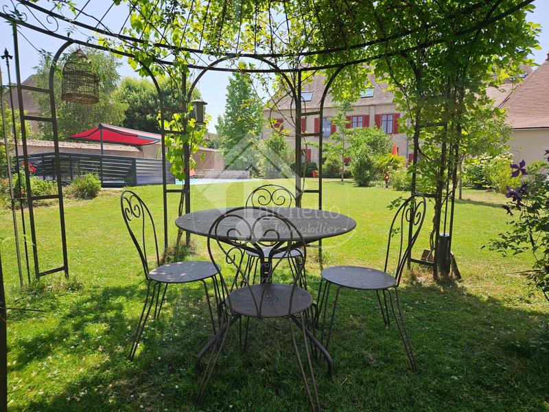 Propriété - 580 m² - 18 pièces