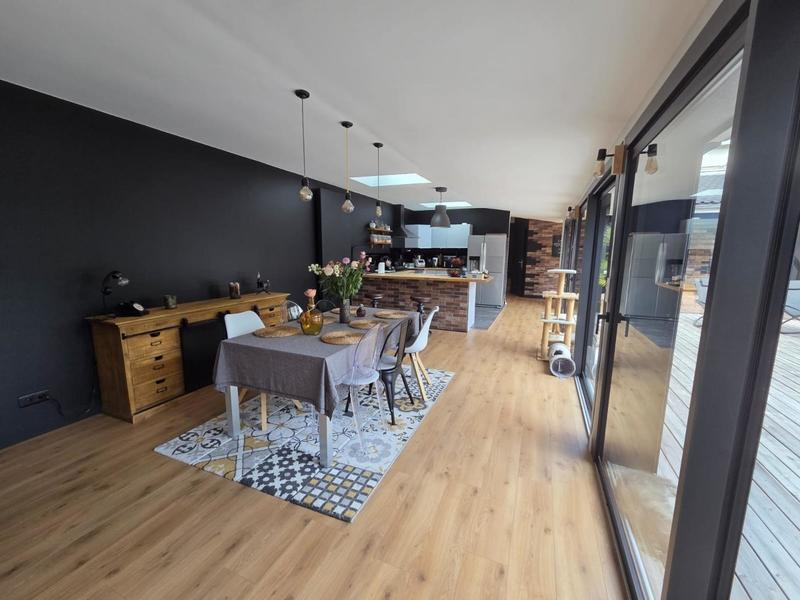 Maison - 215 m² - 10 pièces