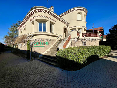 Maison - 275 m² - 8 pièces