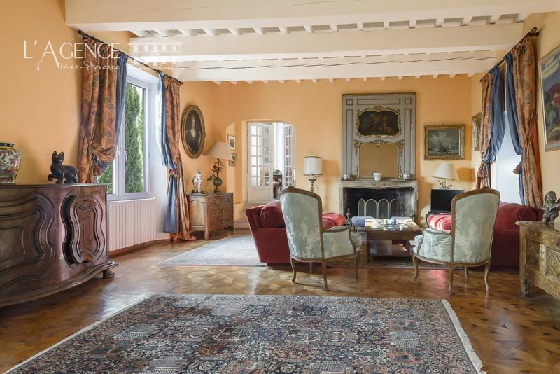 Maison - 1 100 m² - 18 pièces