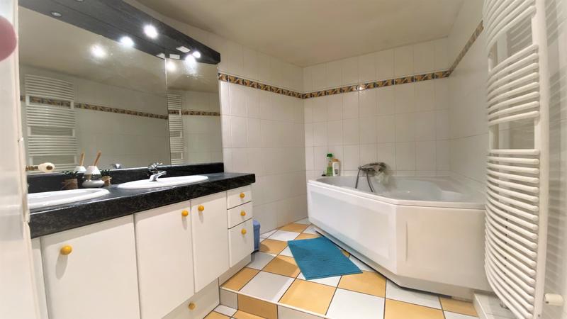 Maison - 213 m² - 7 pièces