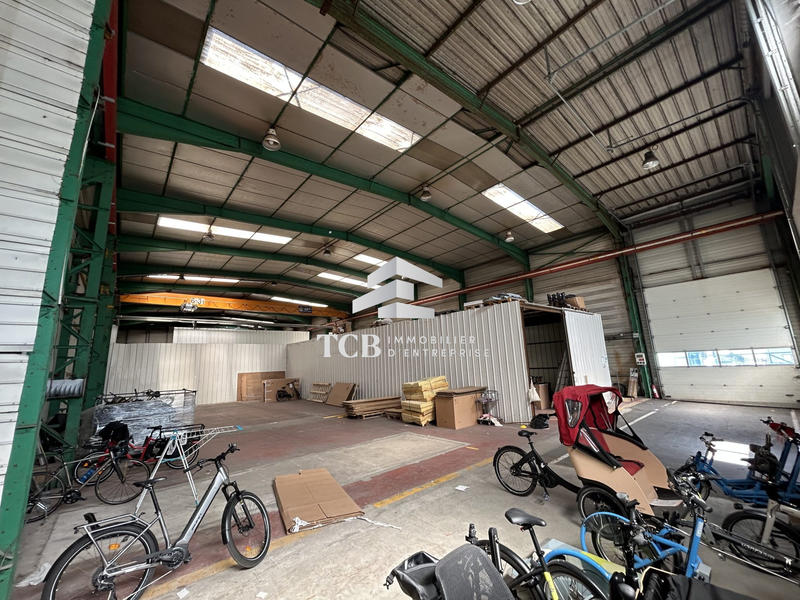 Local d'activités - 916 m²