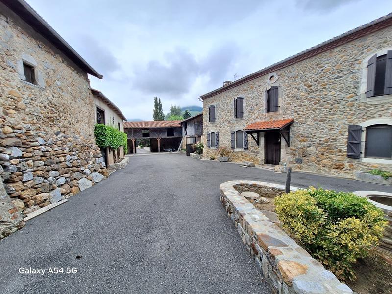 Maison - 300 m² - 11 pièces