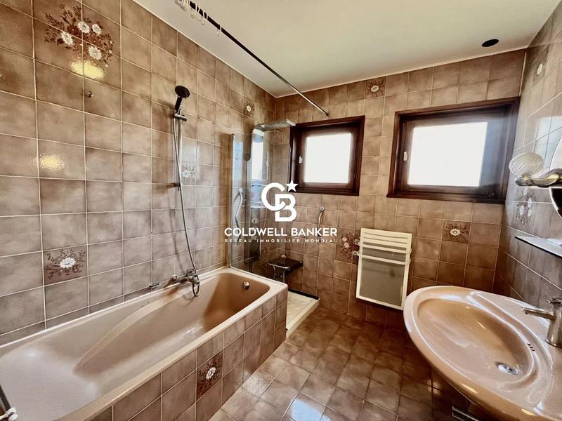 Maison - 260 m² - 8 pièces