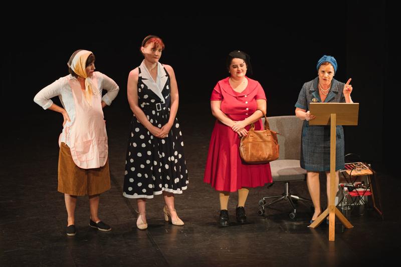 Et pendant ce temps, Simone veille