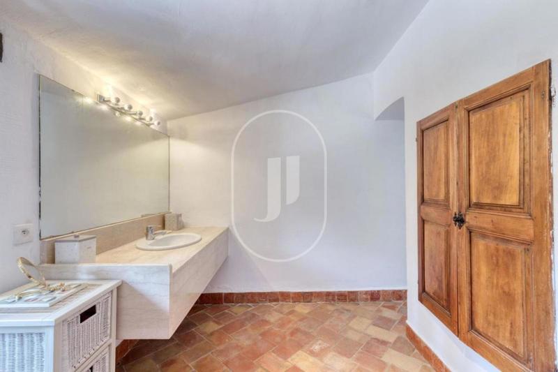 Maison - 300 m² - 6 pièces