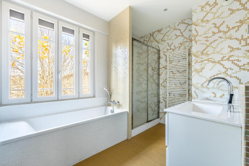 Maison - 221 m² - 7 pièces