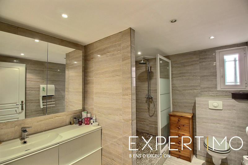 Maison - 230 m² - 7 pièces