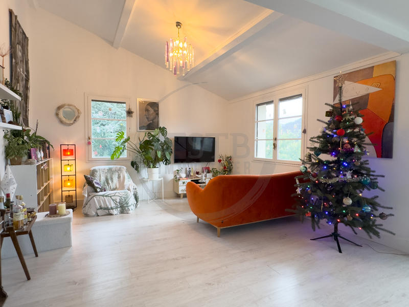 Maison - 211 m² - 7 pièces