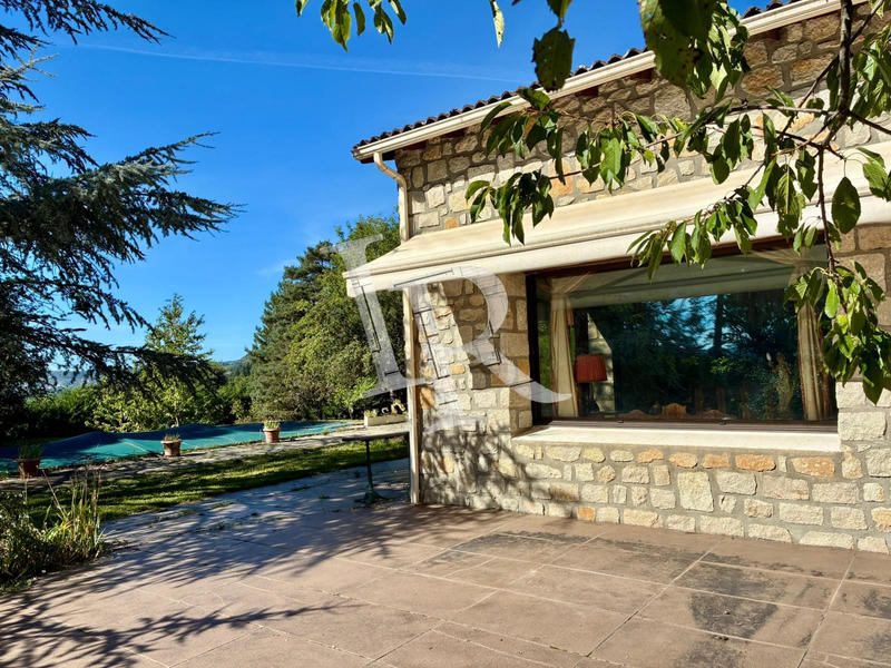 Maison - 286 m² - 8 pièces