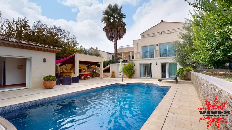 Maison - 288 m² - 10 pièces