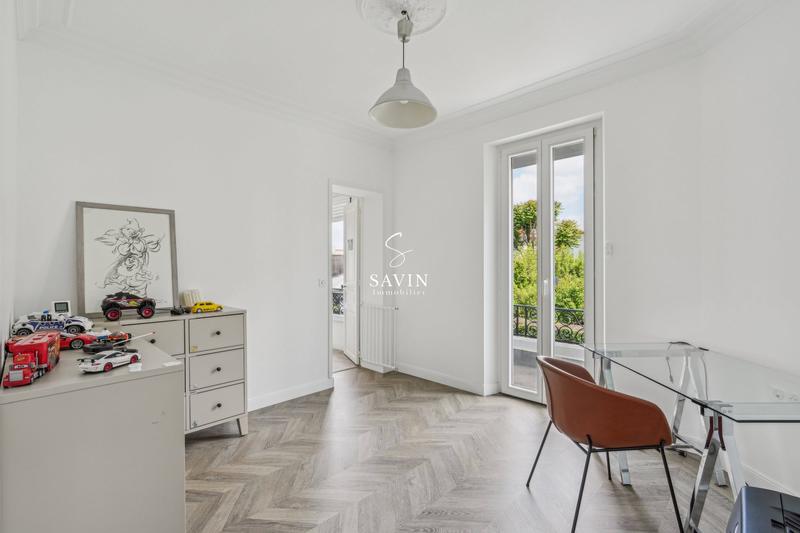 Maison - 247 m² - 8 pièces