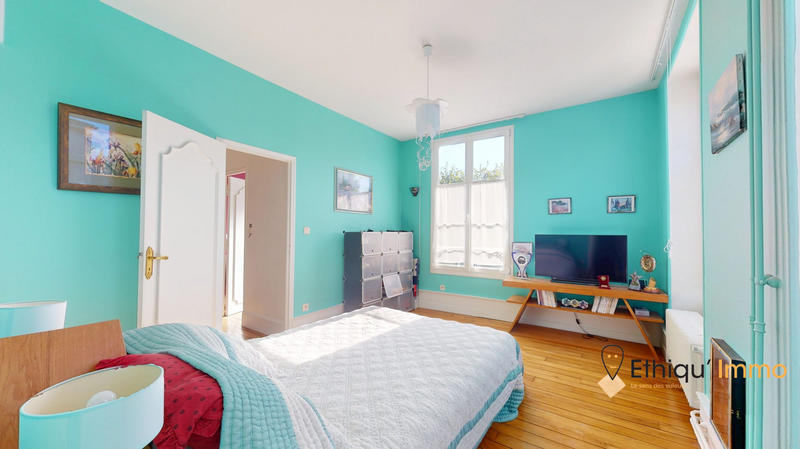 Maison - 228 m² - 8 pièces