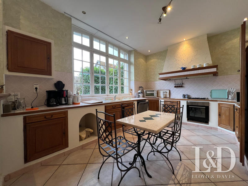 Maison - 235 m² - 8 pièces