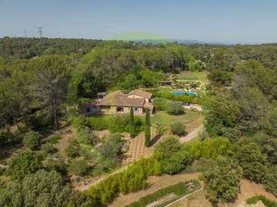 Villa - 300 m² - 6 pièces