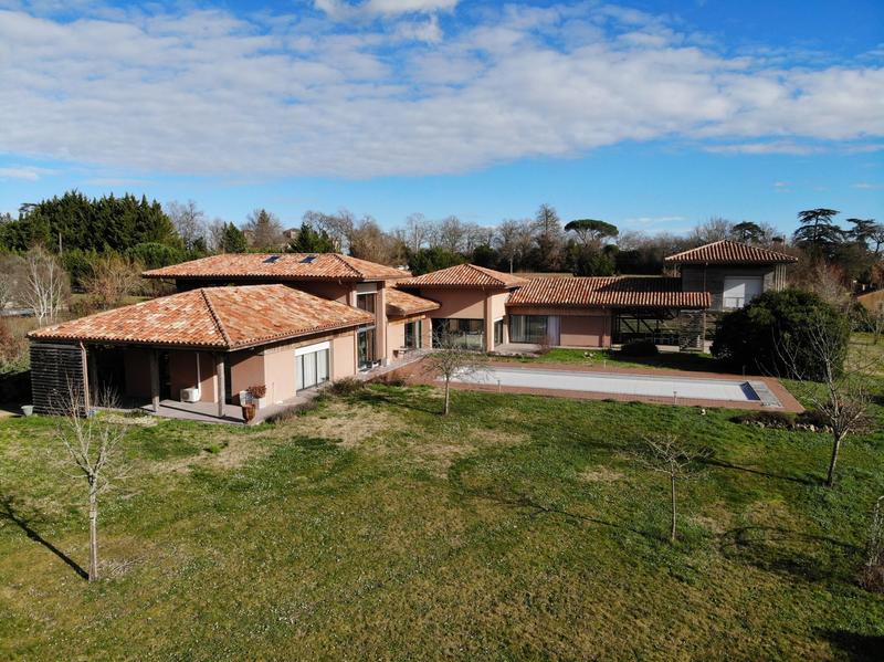 Maison - 305 m² - 6 pièces