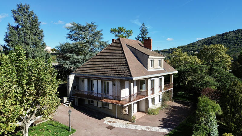 Maison - 231 m² - 10 pièces