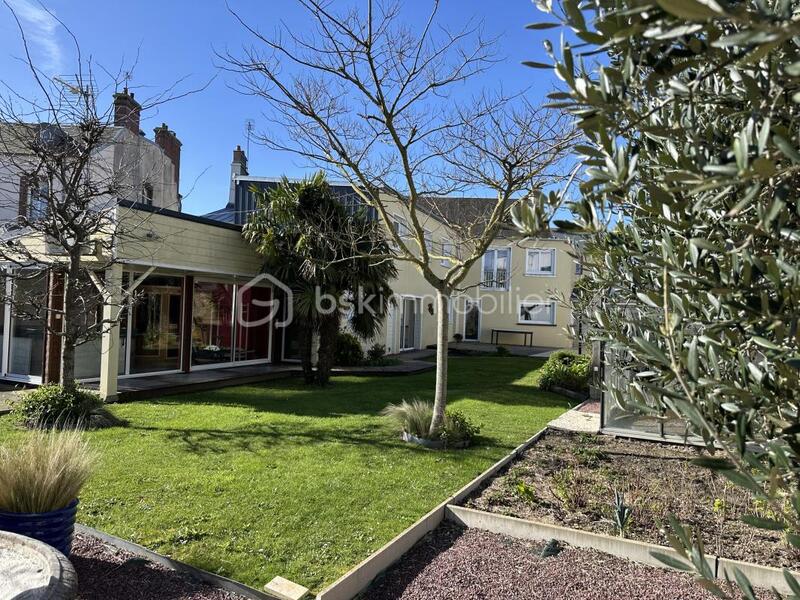 Maison de ville - 345 m² - 8 pièces